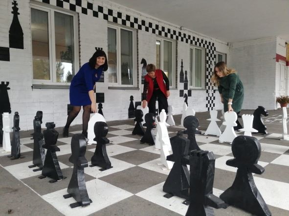 шахматы на крыльце школы.